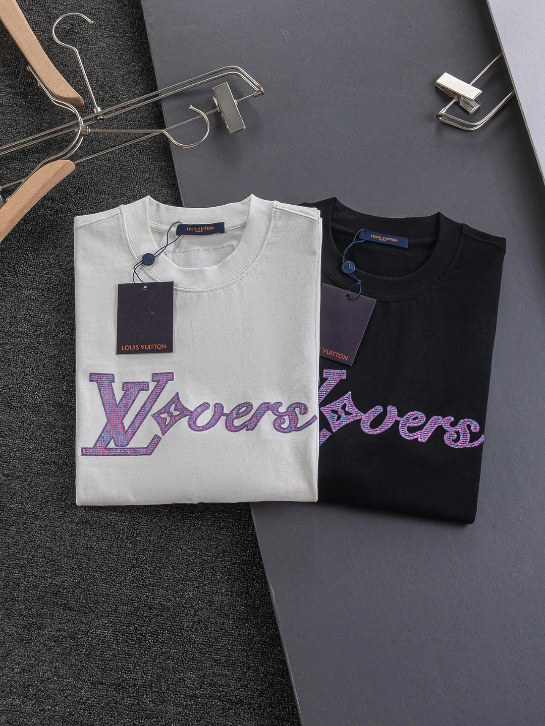 🅿️190 Louis Vuitton 1V micro-wide version S-Xl LV 25ss new product counters are on the shelves at the same time. Colorful purple letter design embroidery. Letter embroidery round neck short-sleeved T-shirt, same style for men and women! Synchronized with the official website, pure cotton fabrics at the counter! It is close to the skin and comfortable, durable and easy to wear. It has a classic and simple logo design and meticulous original craftsmanship. Short-sleeves, a must-have item for men, do not appear to be the same for the general public, but must be unique and eye-catching. This LV short-sleeve is all about quality, comfort, the same shape and fashion as always, including fabrics and cutting techniques. All of them have been made with great effort! 320 grams of washed pure cotton fabric, pure cotton is breathable, very refreshing and comfortable for daily wear. The rib knitting on the neckline is smooth and tight, and the neckline will not be skewed if you toss it at will. The loose version, you will find that it looks really good on the upper body. The overall is minimalist and neat, super versatile for daily use! Pair it casually with a pair of pants for a youthful look. A T-shirt will make your outfit crazy. It is a fashionable item that can never go wrong! Black, white, size: S-XL Size chart: S: Shoulder width 50-Bust 54-Length 70 M: Shoulder width 52-Bust 56.5-Length 72 L: Shoulder width 54-Bust 59-Length 74 XL: Shoulder width 56-Bust 61.5-Length 76